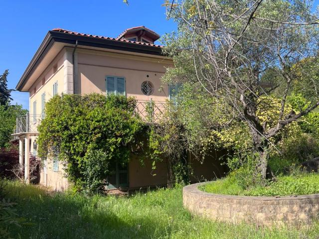 VILLA in VENDITA a MASSAROSA di 7 vani
