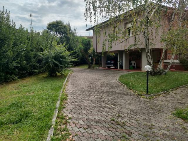 VILLA in VENDITA a MASSAROSA di 8 vani