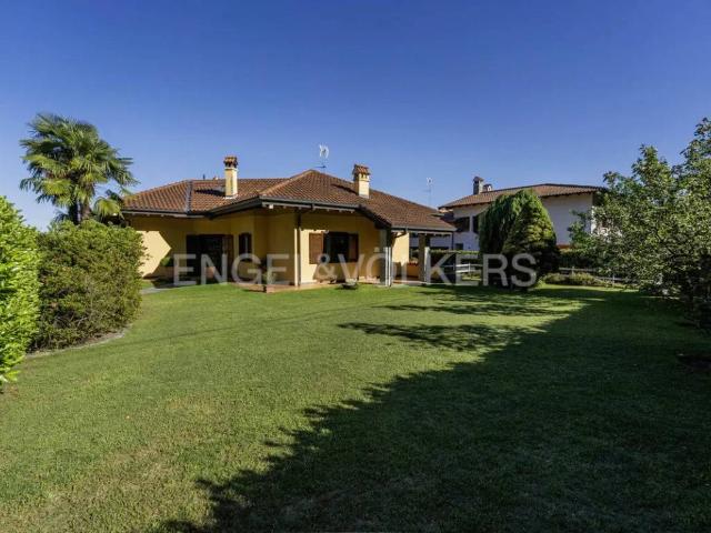 Villa in vendita a Meina NO
