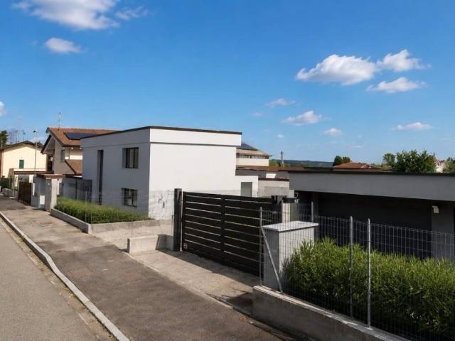Villa in vendita a Mercallo VA