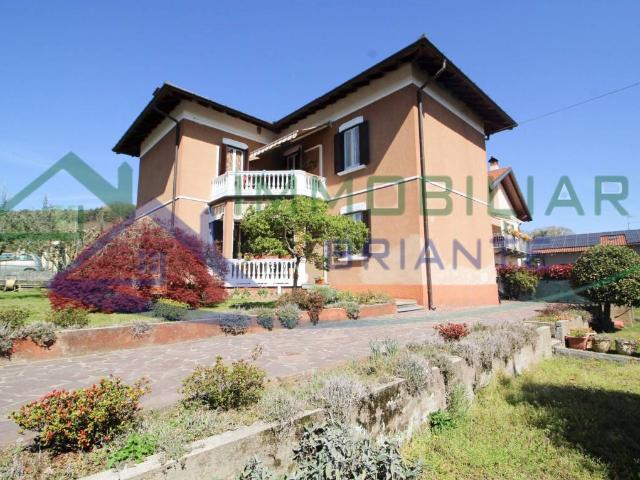 Villa in vendita a Mercallo VA