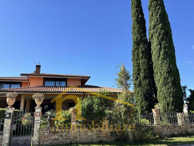 Villa in vendita a Nocciano, Collina