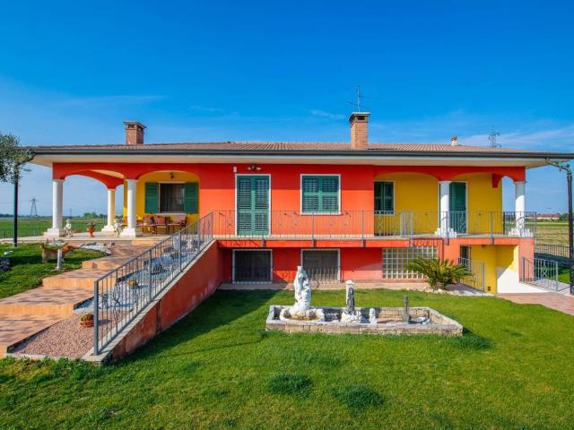 Villa in vendita a Nogarole Rocca VR