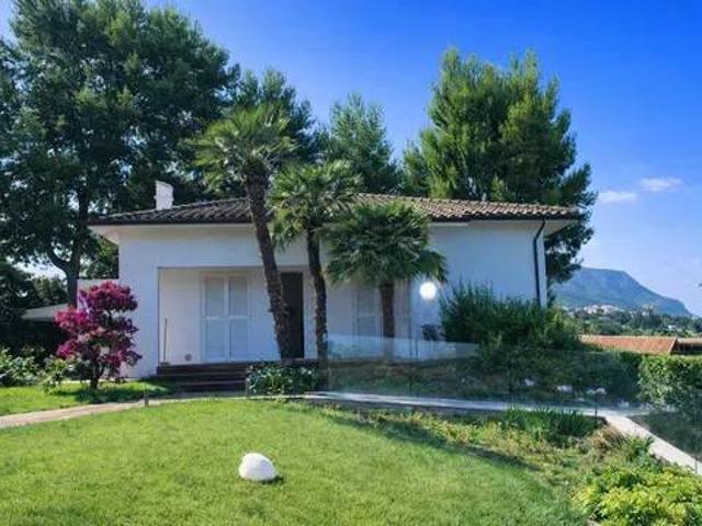 Villa in vendita a Numana AN