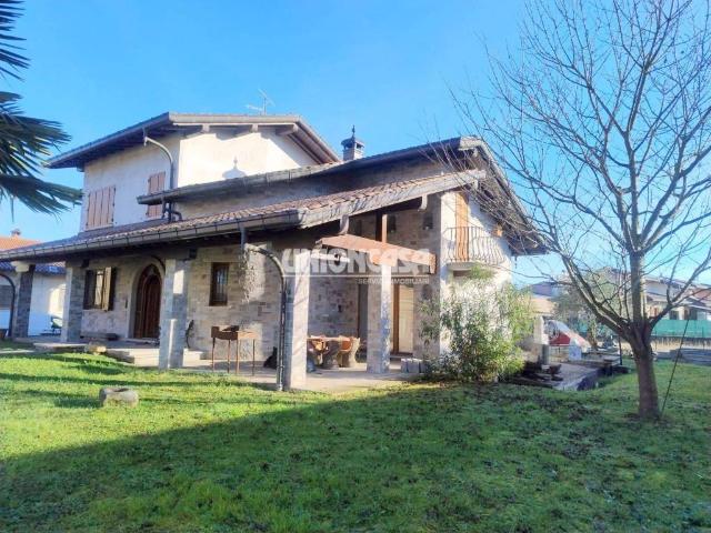 Villa in vendita a Solbiate con Cagno CO