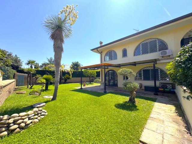 Villa in vendita a Sabaudia LT