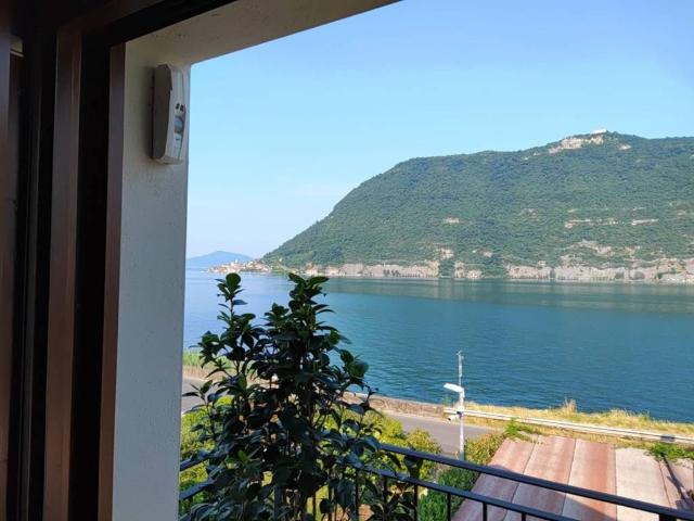 Villa in vendita a Sale Marasino BS