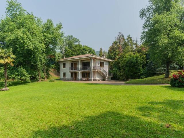Villa in vendita a Saltrio VA