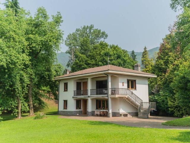 Villa in vendita a Saltrio VA