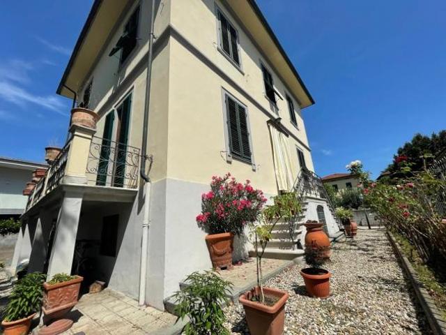 Villa in vendita a San Concordio Contrada Lucca 290 mq Rif: 1277970