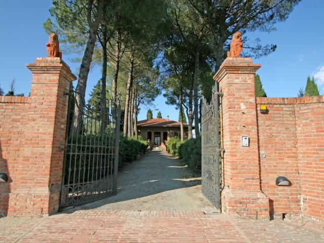 VILLA in VENDITA a SAN GIMIGNANO di 18 vani