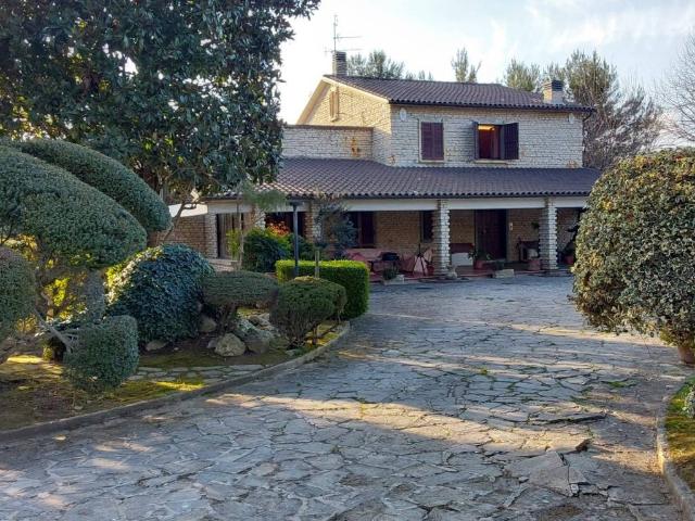 Villa in vendita a San Severino Marche MC