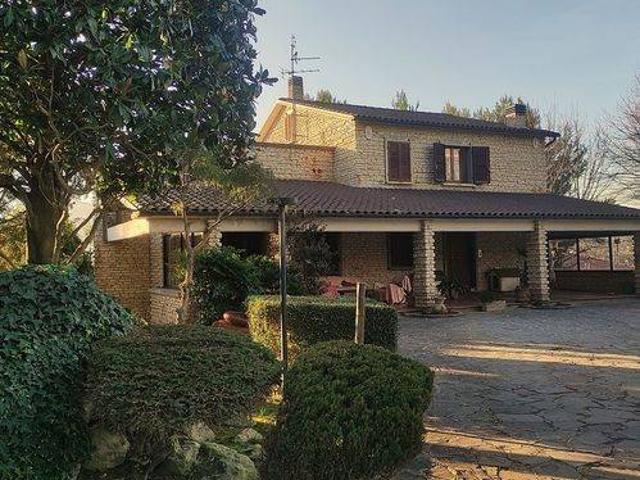 Villa in vendita a San Severino Marche MC