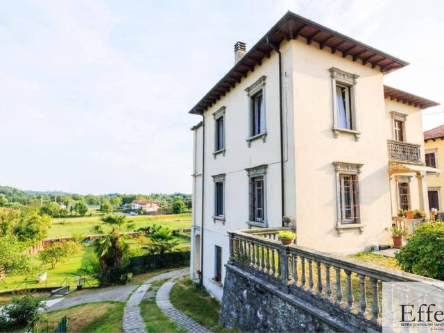 Villa in vendita a Sangiano VA