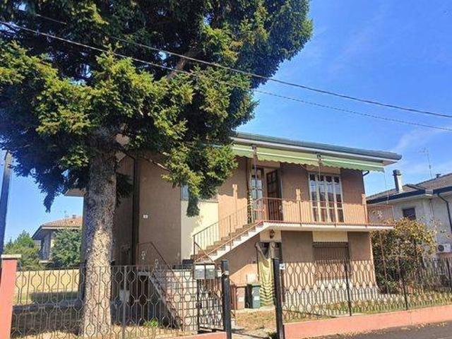 Villa in vendita a Sannazzaro de' Burgondi PV
