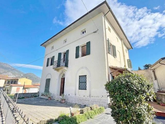 Villa in vendita a Santa Maria Del Giudice Lucca 409 mq Rif: 1394795