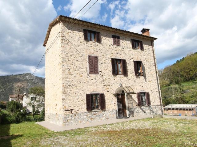 Villa in vendita a Santa Maria Del Giudice Lucca in Ristrutturato composto da 6vani