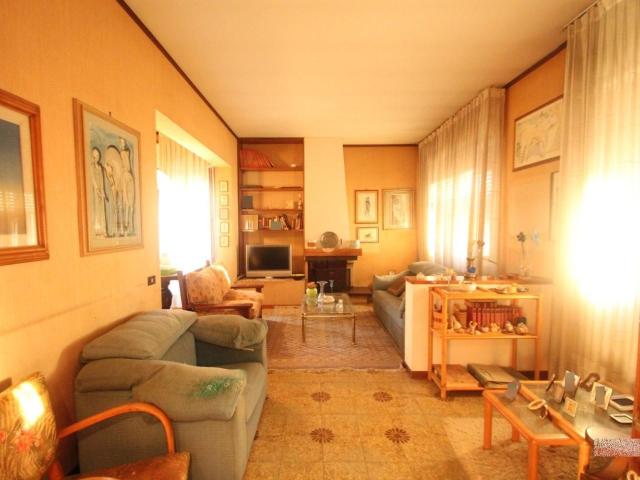 Villa in vendita a Sant'Anna Lucca in Da rivedere composto da 9vani