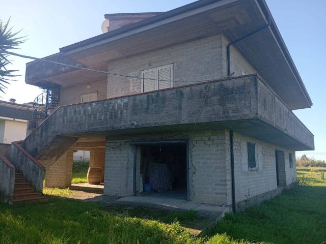 Villa in vendita a Santi Cosma e Damiano LT