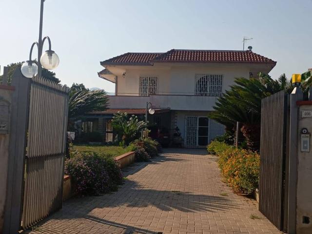Villa in vendita a Santi Cosma e Damiano LT