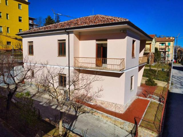 Villa in vendita a Sarnano MC
