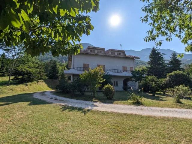 Villa in vendita a Sassoferrato AN