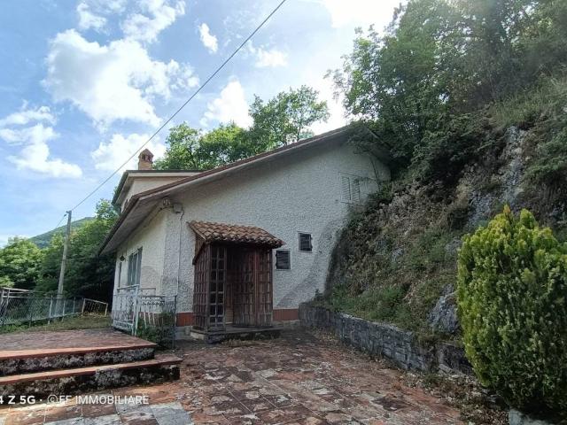 Villa in vendita a Sefro MC