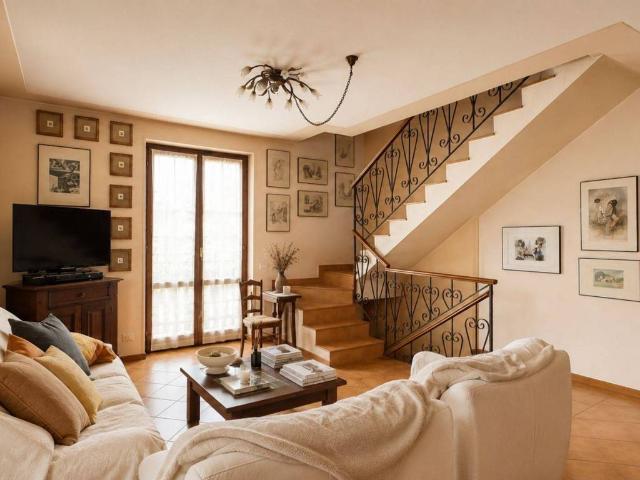 Villa in vendita a Senna Comasco CO