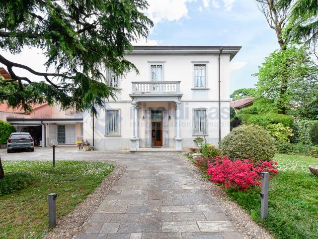 VILLA in VENDITA a SEREGNO di 4 vani