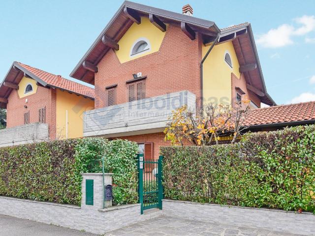 VILLA in VENDITA a SEREGNO di 7 vani