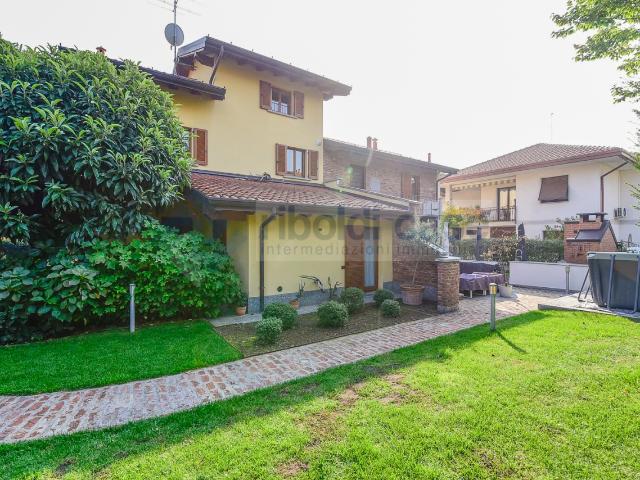 VILLA in VENDITA a SEREGNO di 8 vani