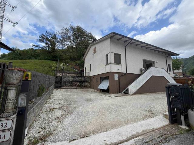 Villa in vendita a Serravalle di Chienti MC