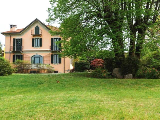 Villa in vendita a Sesto Calende VA