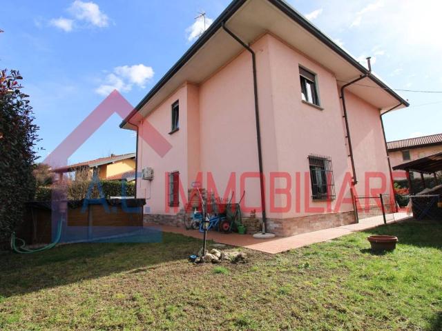 Villa in vendita a Sesto Calende VA