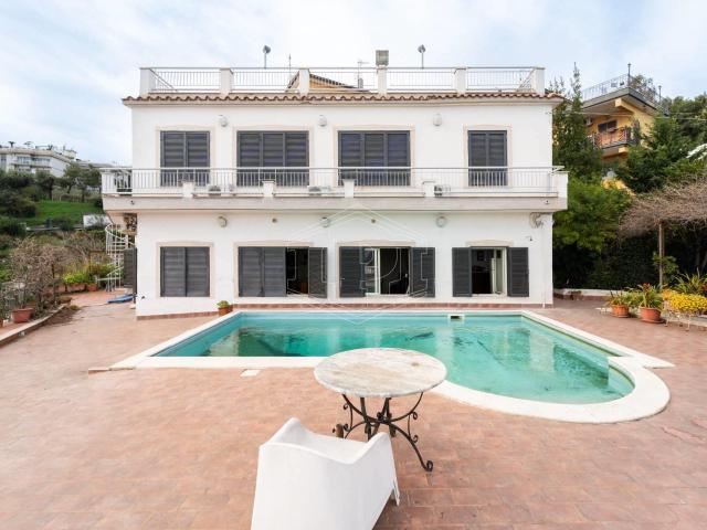 Villa in vendita a Pozzuoli, Arco Felice 450m² Pozzuoli