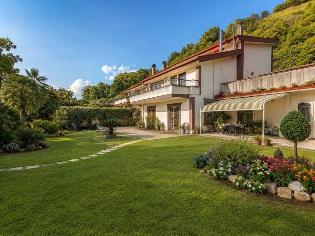 Villa in vendita a Pozzuoli NA