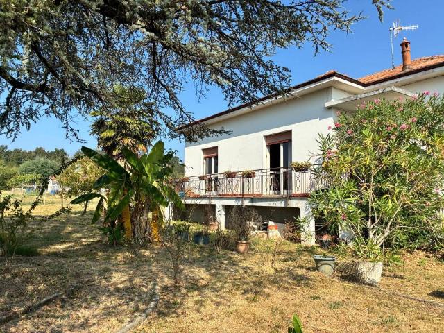 Villa in vendita a Pombia NO