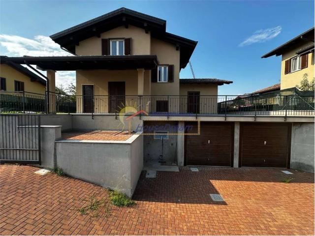 Villa in vendita a Pombia NO