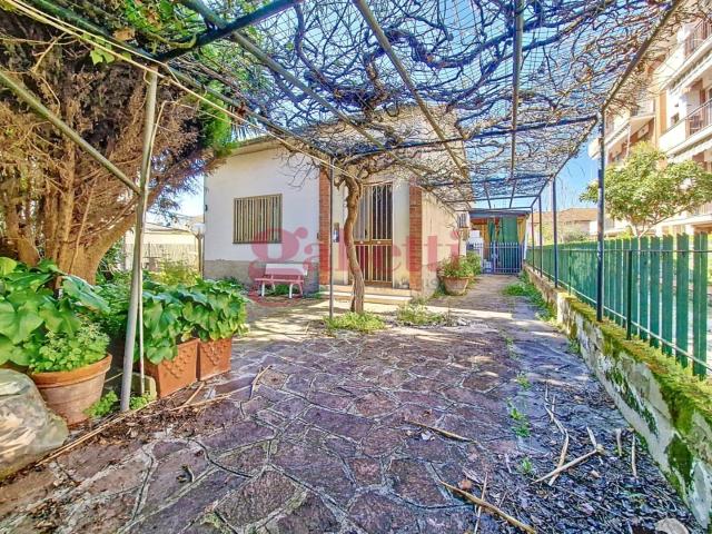 Villa in vendita a Porta Nuova Pisa in Da ristrutturare composto da 7vani