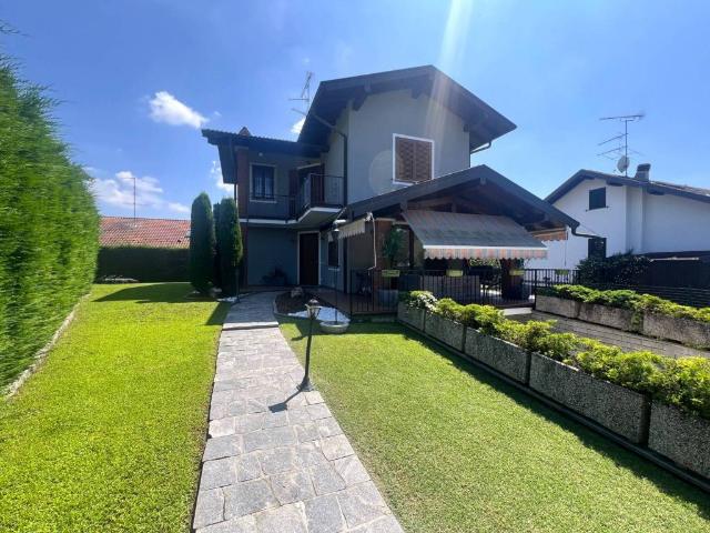 Villa in vendita a Paruzzaro NO