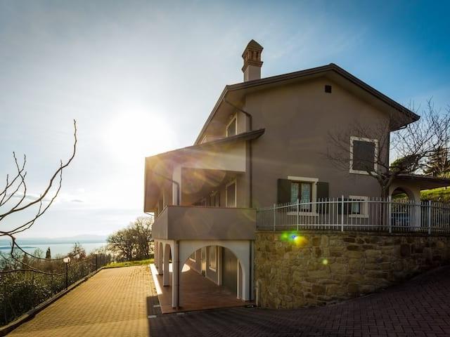 Villa in vendita a Passignano Sul Trasimeno