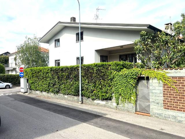 Villa in vendita a Pero MI