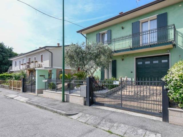 Villa in vendita a Peschiera del Garda VR