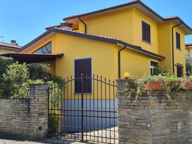 VILLA in VENDITA a PESCIA di 6 vani