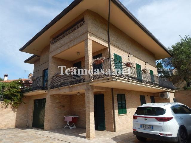 VILLA in VENDITA a PESARO ESTREMA PERIFERIA di 6 vani
