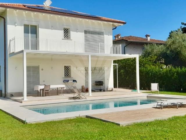 VILLA in VENDITA a PIETRASANTA CAMPAGNA di 11 vani