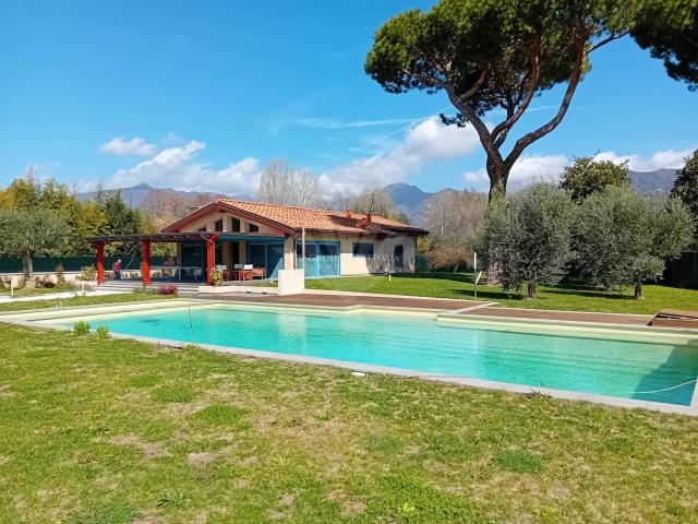 VILLA in VENDITA a PIETRASANTA CAMPAGNA di 14 vani