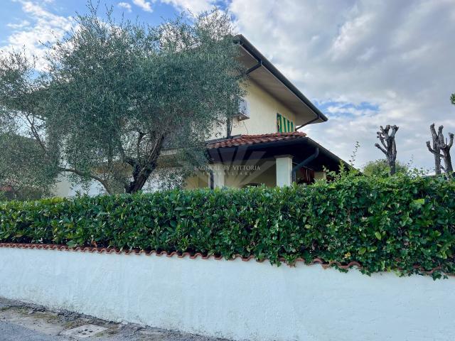 VILLA in VENDITA a PIETRASANTA di 12 vani