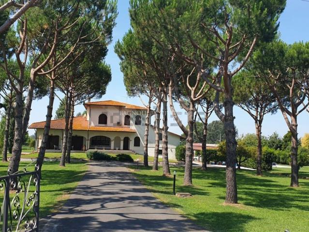 VILLA in VENDITA a PIETRASANTA MARINA DI PIETRASANTA di 15 vani