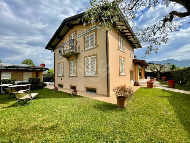 VILLA in VENDITA a PIETRASANTA MARINA DI PIETRASANTA di 17 vani
